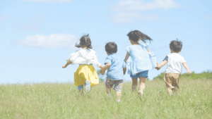 友達のもとに走っていった娘