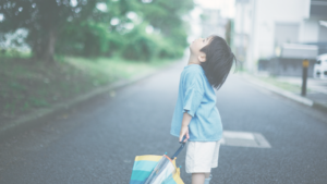 何か意味がありそうな、話しかけてくる子供のイメージ