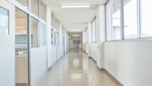 たくさんのことを背負って学校に行く娘