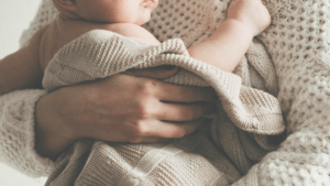 赤ちゃんを抱っこすること